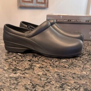 Easy works black Kris women’s slip resistant mules clogs NIB 11